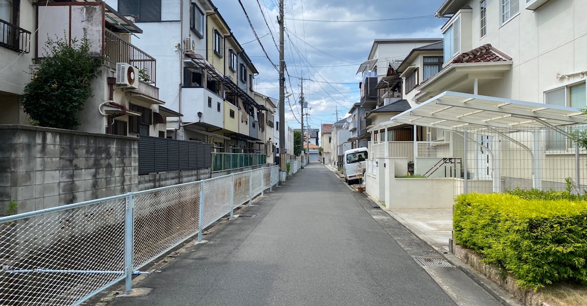 Should you set the table when staging a home?